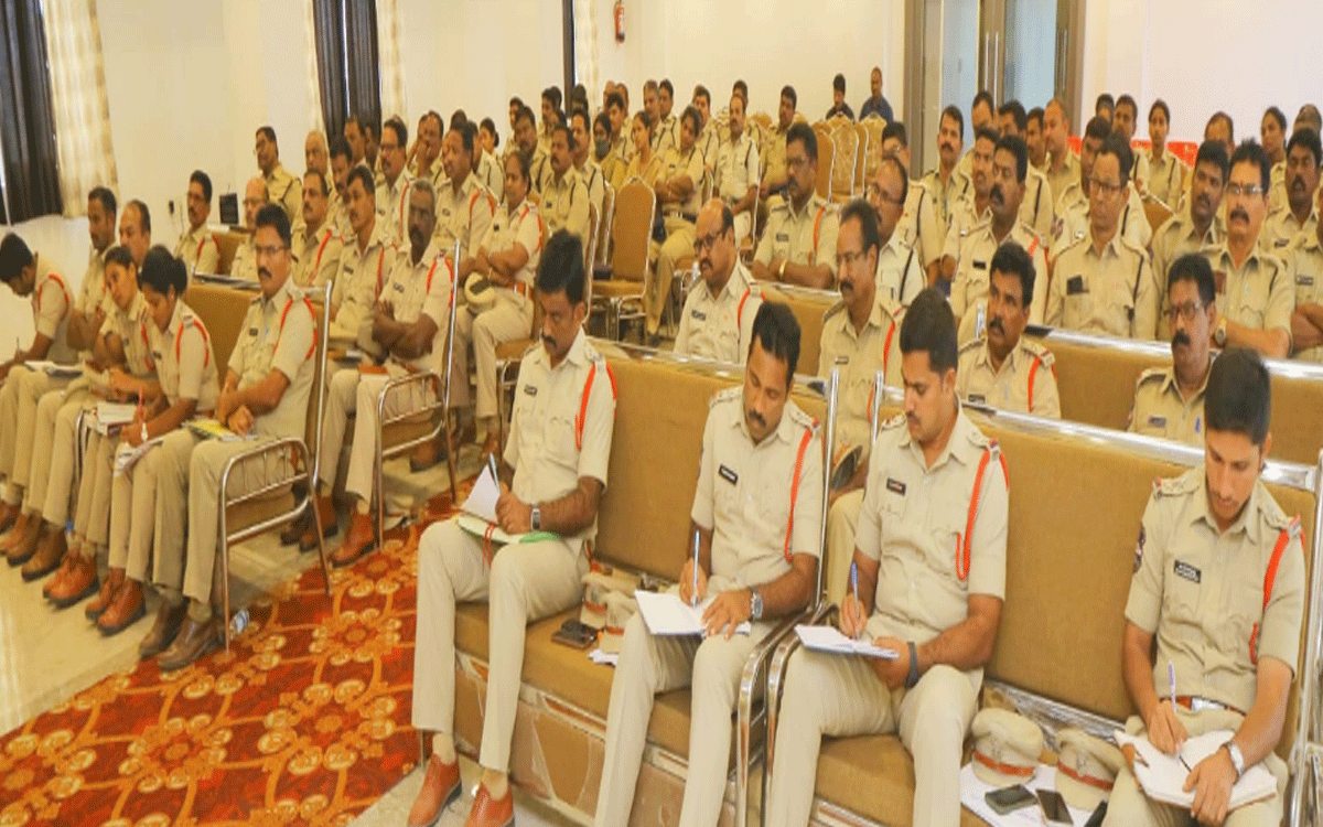 Khammam Rural : 'స్వేచ్ఛాయుత ఎన్నికలే లక్ష్యంగా పోలీసు సిబ్బంది పనిచేయాలి'