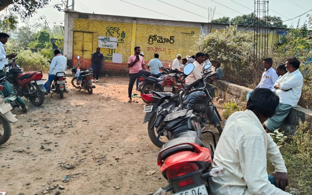 Khammam Rural : ఫెర్టిలైజర్ యాప్ తిప్పలు.. రైతుల‌ పడిగాపులు