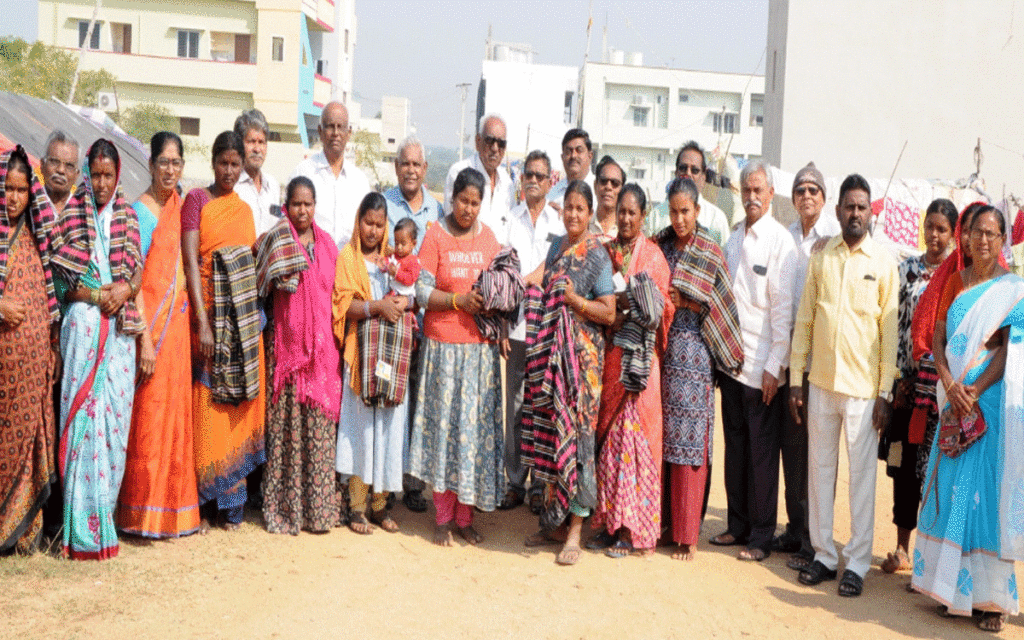 Kodada : కోదాడ‌లో దుప్పట్లు పంపిణీ చేసిన విశ్రాంత ఉద్యోగులు