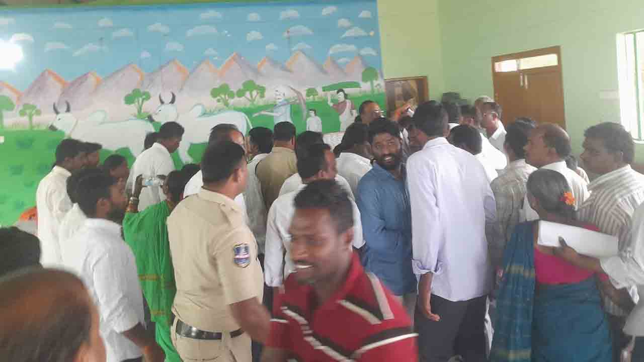 Kolhapur | సర్పంచ్ స్థానాలకు పోటెత్తిన నామినేషన్లు.. ఏర్పాట్లలో విఫలమైన ప్రభుత్వ యంత్రాంగం