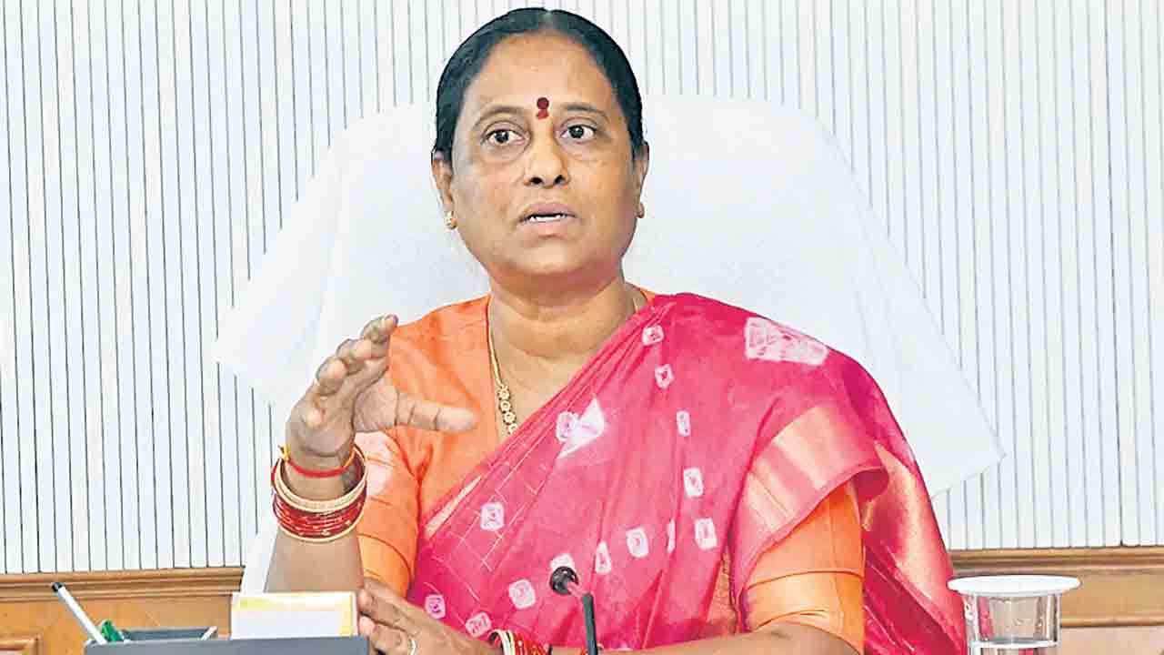 చిల్లరగాళ్ల గురించి మాట్లాడను!.. కాంగ్రెస్‌లో గ్రూపులపై మంత్రి సురేఖ సంచలన వ్యాఖ్యలు