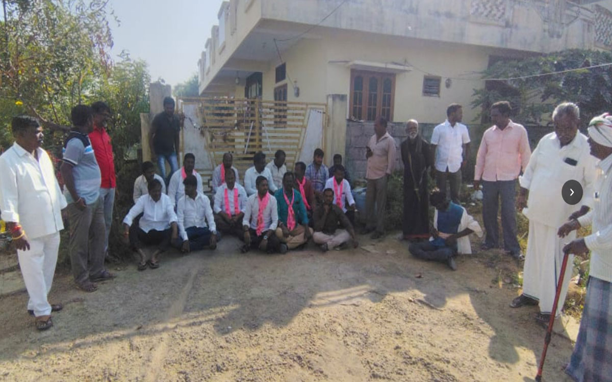 Bibinagar : కొండమడుగులో ఉద్రిక్తతల నడుమ ఉప సర్పంచ్‌ పోరు