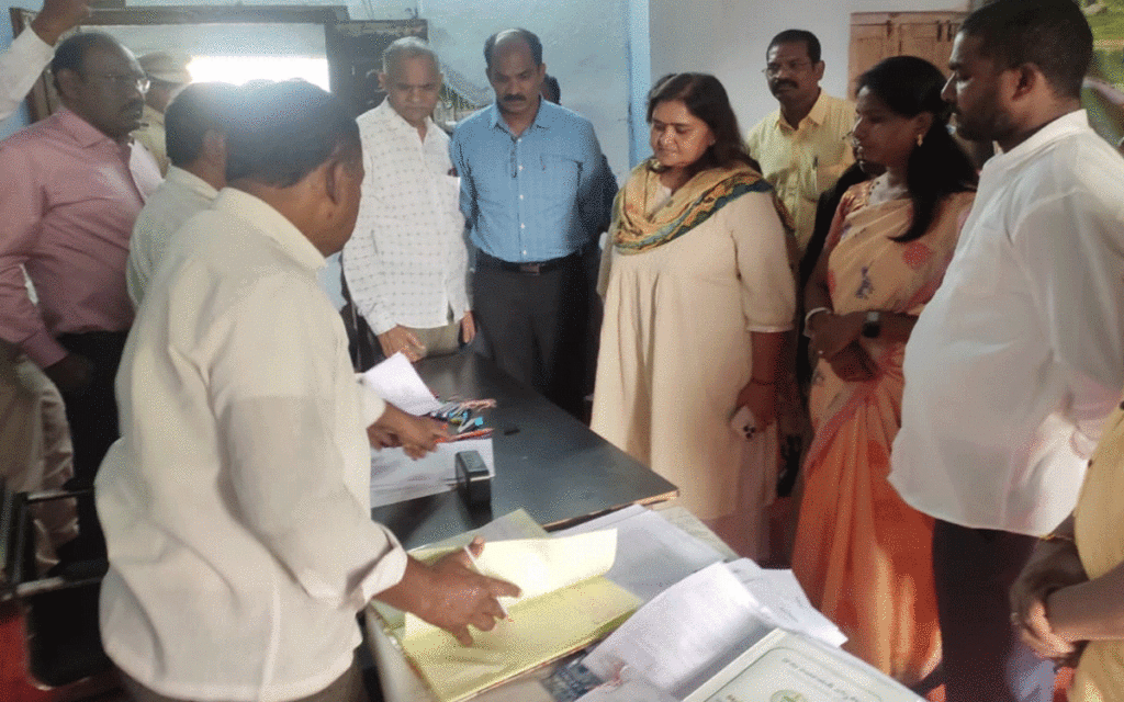 Kondamallepally : ఎన్నికలు సజావుగా నిర్వ‌హించాలి : కొర్ర లక్ష్మి