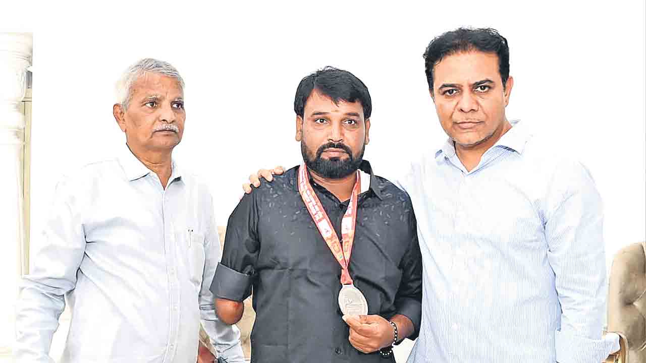 మహేశ్‌కు కేటీఆర్‌ అభినందన