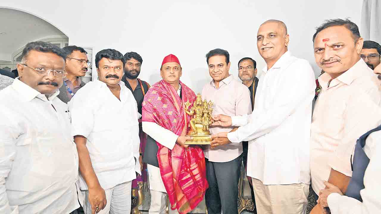 అధికారం మళ్లీ బీఆర్‌ఎస్‌దే.. ప్రజలు తిరిగి కేసీఆర్‌కు పట్టం కడతారు: అఖిలేశ్‌ యాదవ్‌