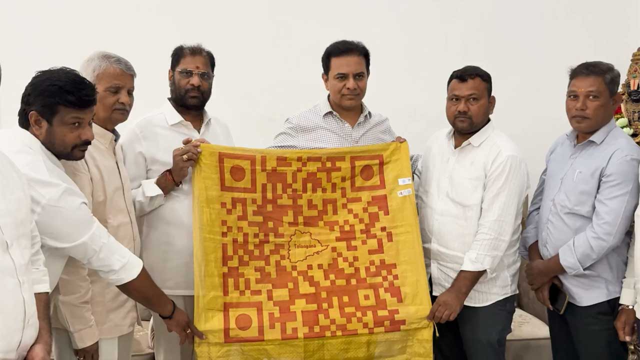 KTR | తెలంగాణ క్యూఆర్‌ కోడ్‌తో చేనేత శాలువా.. ఆవిష్కరించిన కేటీఆర్‌