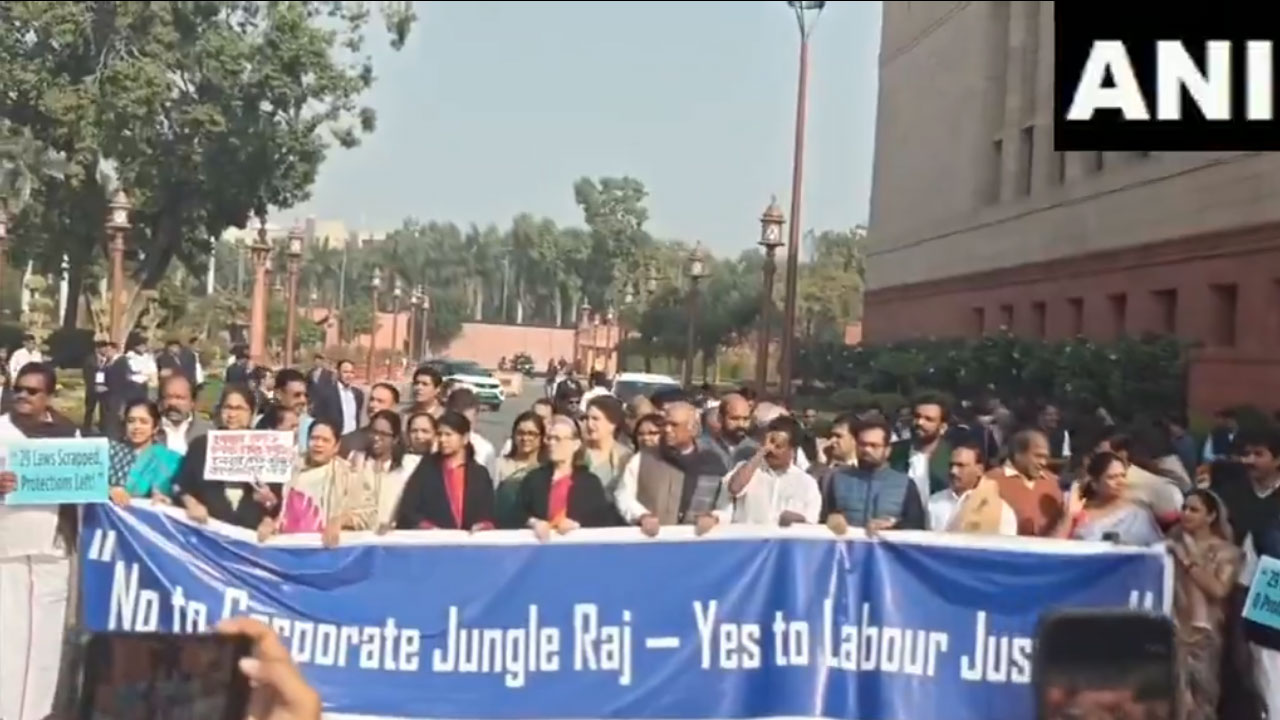 Labour Laws: కొత్త కార్మిక చ‌ట్టాల‌కు వ్య‌తిరేకంగా పార్ల‌మెంట్ ఆవ‌ర‌ణ‌లో విప‌క్షాల నిర‌స‌న