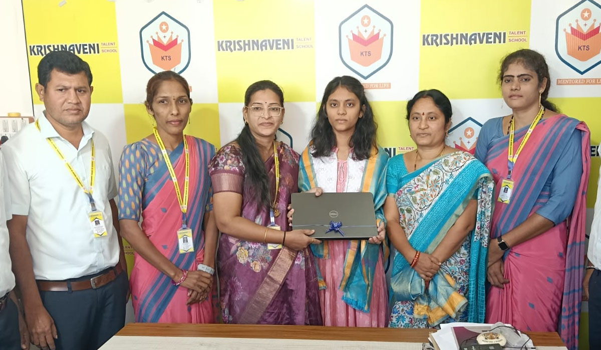 Vemulawada | పదో తరగతిలో ఉత్తమ ఫలితాలు సాధించిన విద్యార్థులకు ల్యాప్‌టాప్ల అందజేత