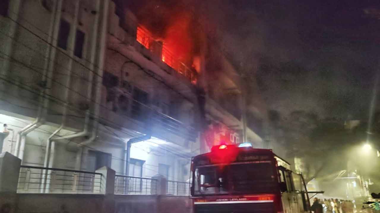 Fire Breaks | ఎల్ఐసీ భ‌వ‌నంలో అగ్నిప్ర‌మాదం.. ఒక‌రు స‌జీవ‌ద‌హ‌నం