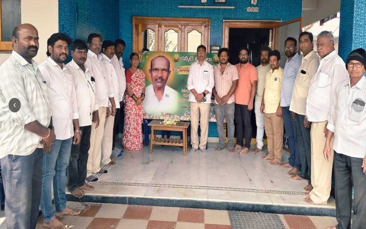 Madhira : ప‌లు కుటుంబాలకు లింగాల కమల్ రాజు ప‌రామ‌ర్శ‌