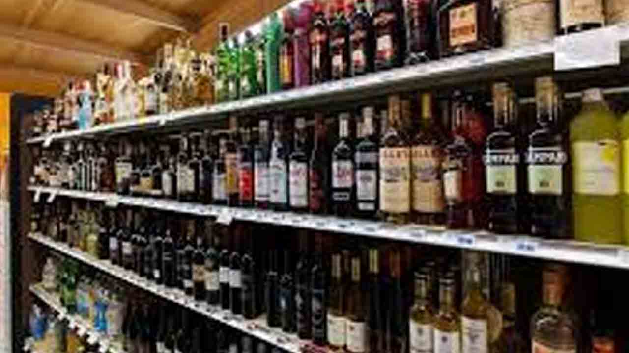 ఇండ్ల మధ్య మద్యం దుకాణాలొద్దు.. ఖమ్మం ముస్తఫానగర్‌లో వైన్స్‌ ఎదుట కార్పొరేటర్‌, స్థానికుల ఆందోళన
