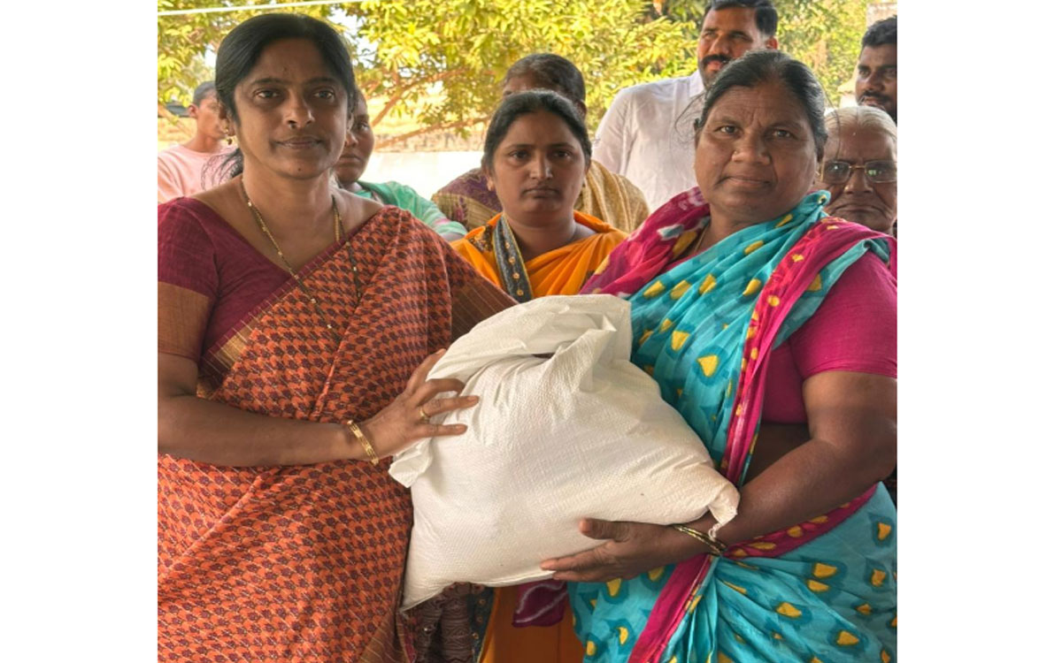 Karepally : మాదారంలో పేద క్రైస్తవుల‌కు దుస్తుల పంపిణీ