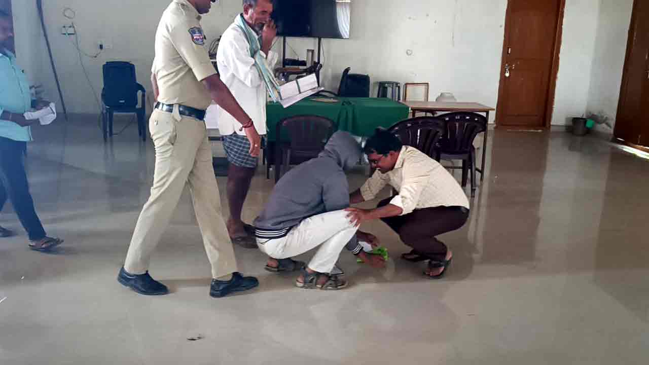 Urea | కాళ్లు మొక్కుతా బాంఛన్.. యూరియా బస్తా కోసం అన్నదాత వేడుకోలు