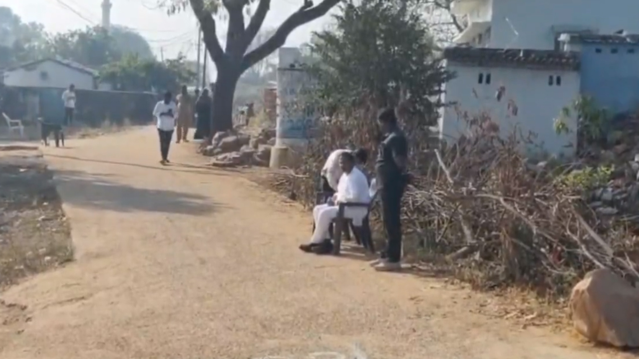 MLA Ram Mohan Reddy | సొంత ఊర్లో ఓడితే పరువుపోతుందని!.. పోలింగ్‌ కేంద్రం వద్ద కుర్చీ వేసుకుని కూర్చున్న పరిగి ఎమ్మెల్యే