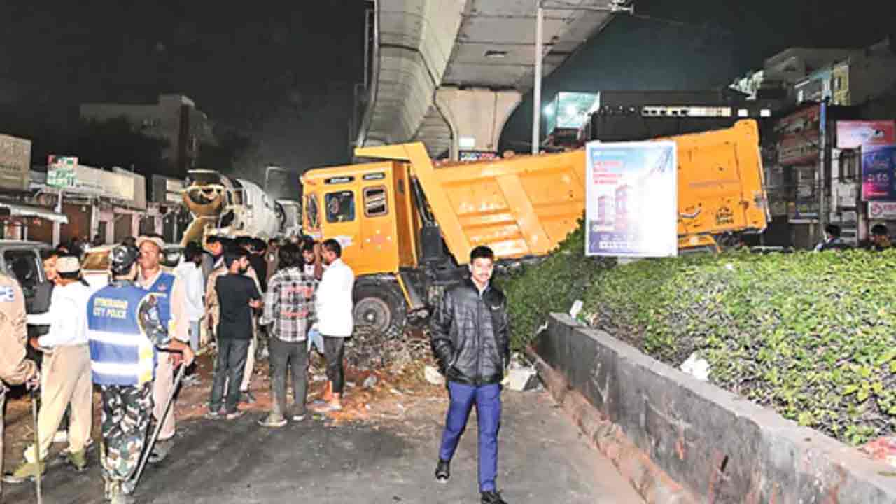 Hyderabad | హైదరాబాద్‌ మలక్‌పేటలో అర్ధరాత్రి టిప్పర్ లారీ బీభత్సం
