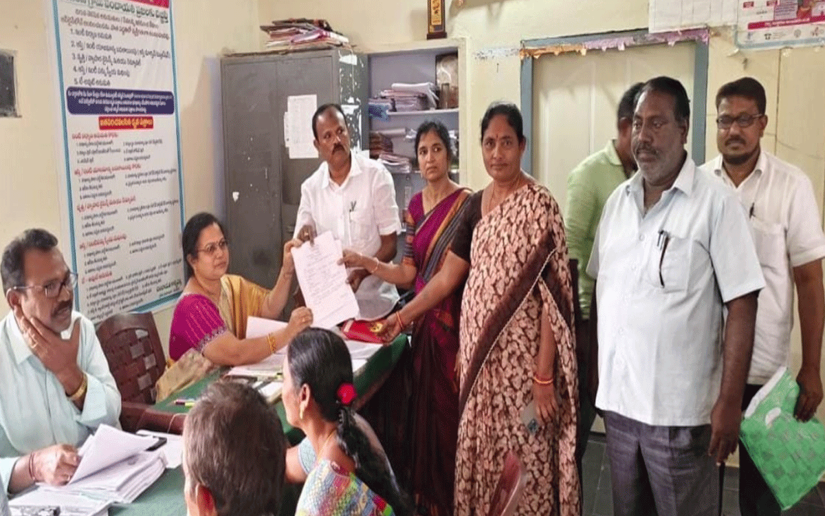 Karepally : బీఆర్ఎస్ అభ్యర్థులను భారీ మెజార్టీతో గెలిపించాలి : బానోత్ మంజుల మ‌ద‌న్‌లాల్‌