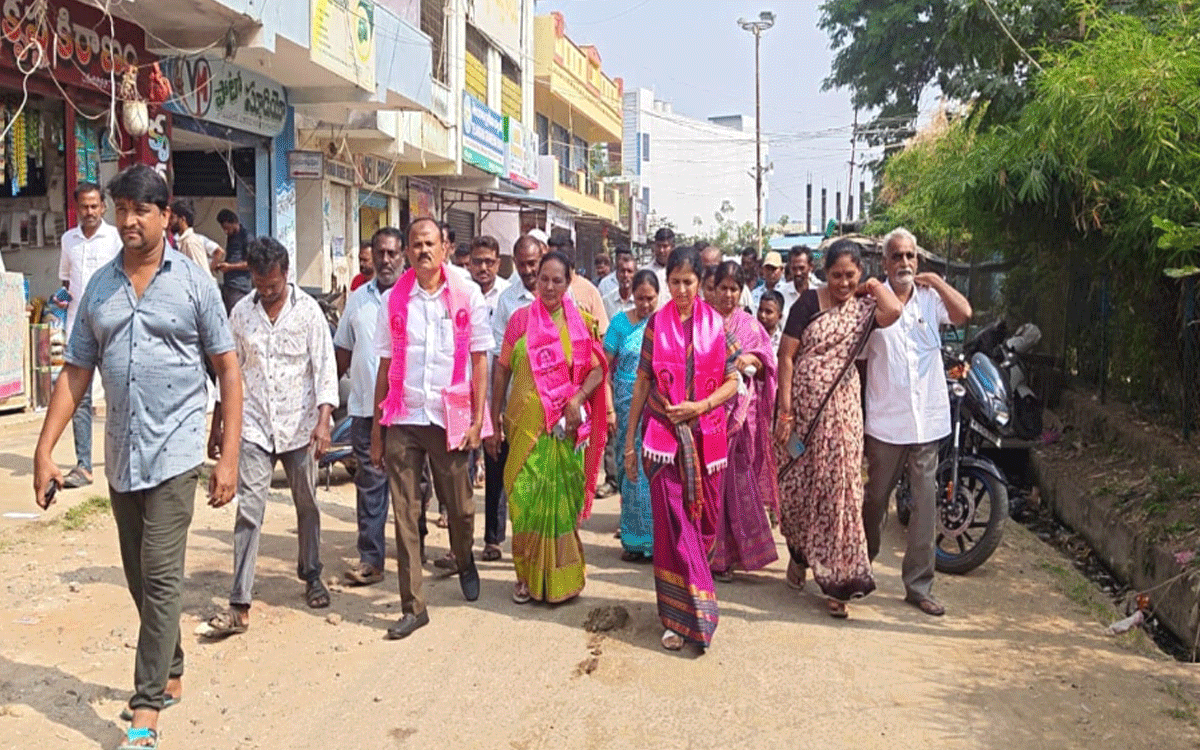 Karepally : బీఆర్ఎస్ అభ్యర్థులను భారీ మెజార్టీతో గెలిపించాలి : బానోత్ మంజుల మ‌ద‌న్‌లాల్‌