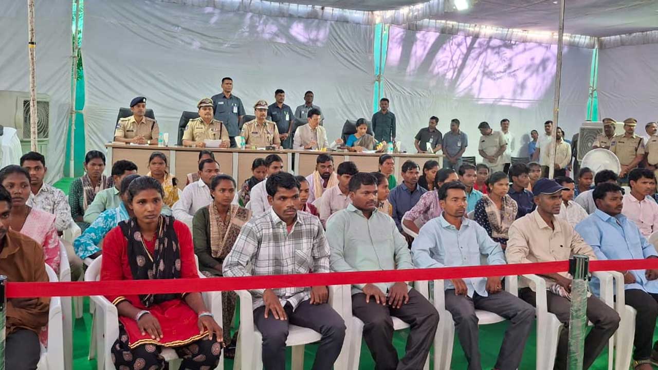 డీజీపీ ముందు లొంగిపోయిన 41 మంది మావోయిస్టులు