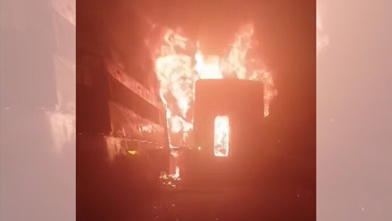 Mathura | దట్టమైన పొగమంచు.. బస్సులు ఢీకొని చెలరేగిన మంటలు.. నలుగురు మృతి