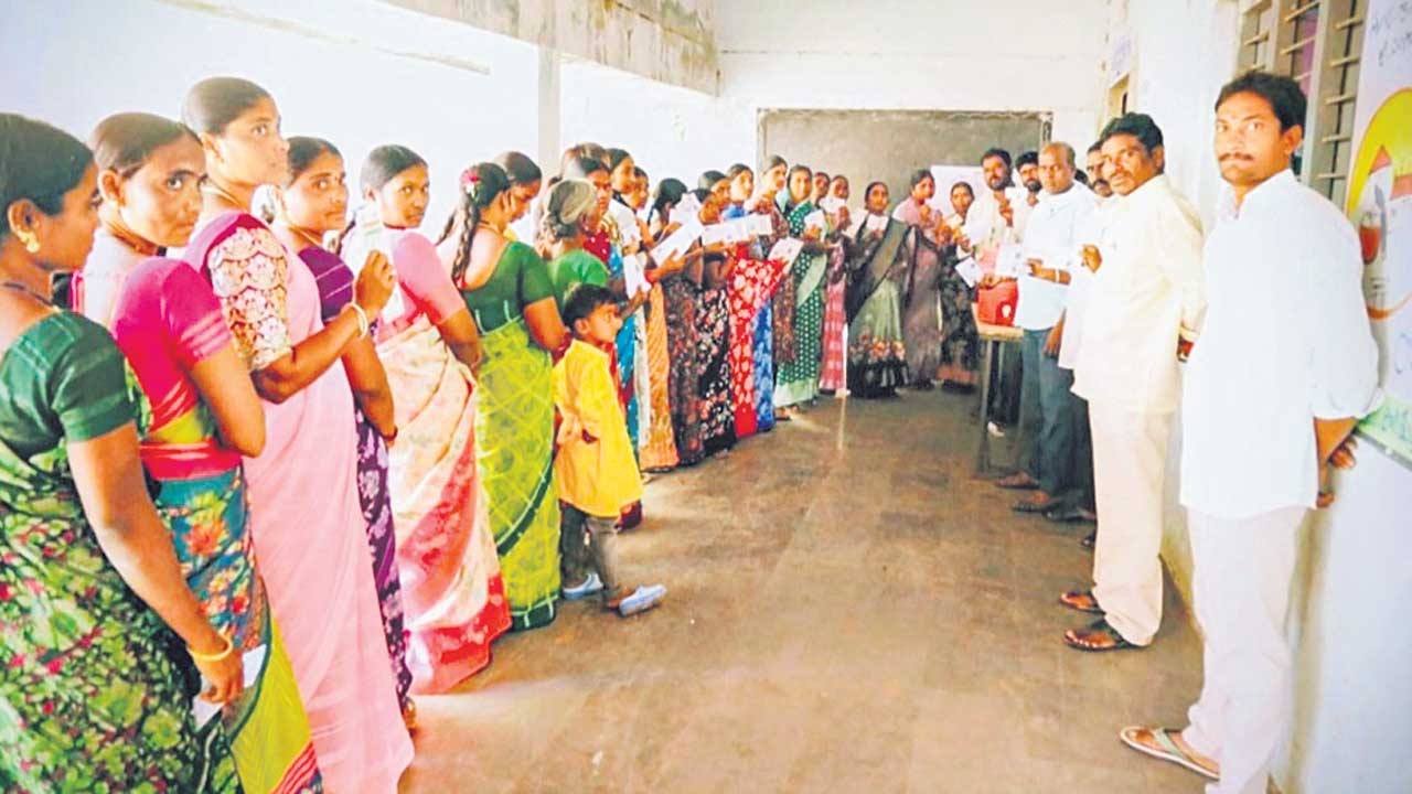 కాంగ్రెస్‌ బేజారు.. కారుజోరు