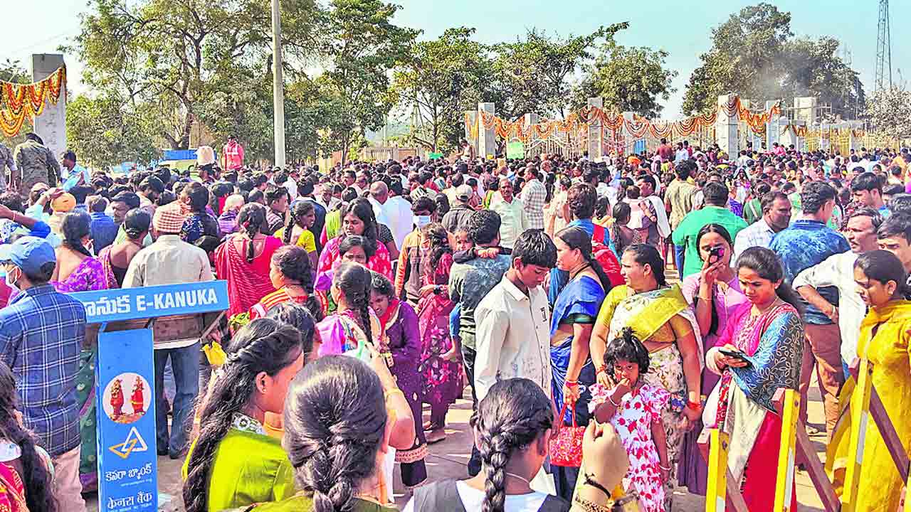 మేడారంలో ముందస్తు మొక్కులు