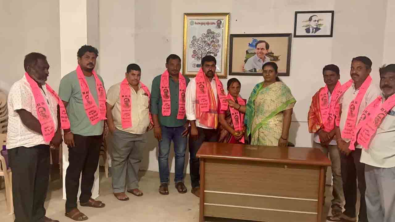 Jagityal | కాంగ్రెస్‌ పార్టీకి షాక్.. ప్రమాణ స్వీకారం తెల్లారే బీఆర్‌ఎస్‌లో చేరిన సర్పంచ్..!