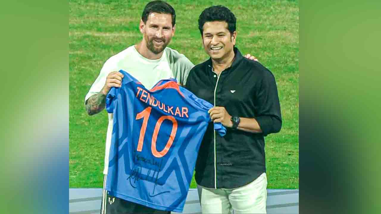 Sachin Tendulkar | ఫుట్‌బాల్ దిగ్గజంతో క్రికెట్ గాడ్.. స్పెషల్ జెర్సీతో ఫొజిచ్చారిలా..!