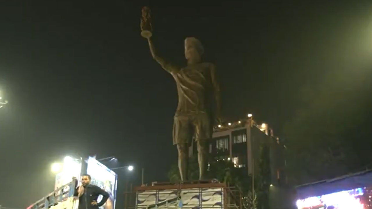 Lionel Messi: కోల్‌క‌తాలో 70 ఫీట్ల ఎత్తైన మెస్సి విగ్ర‌హం