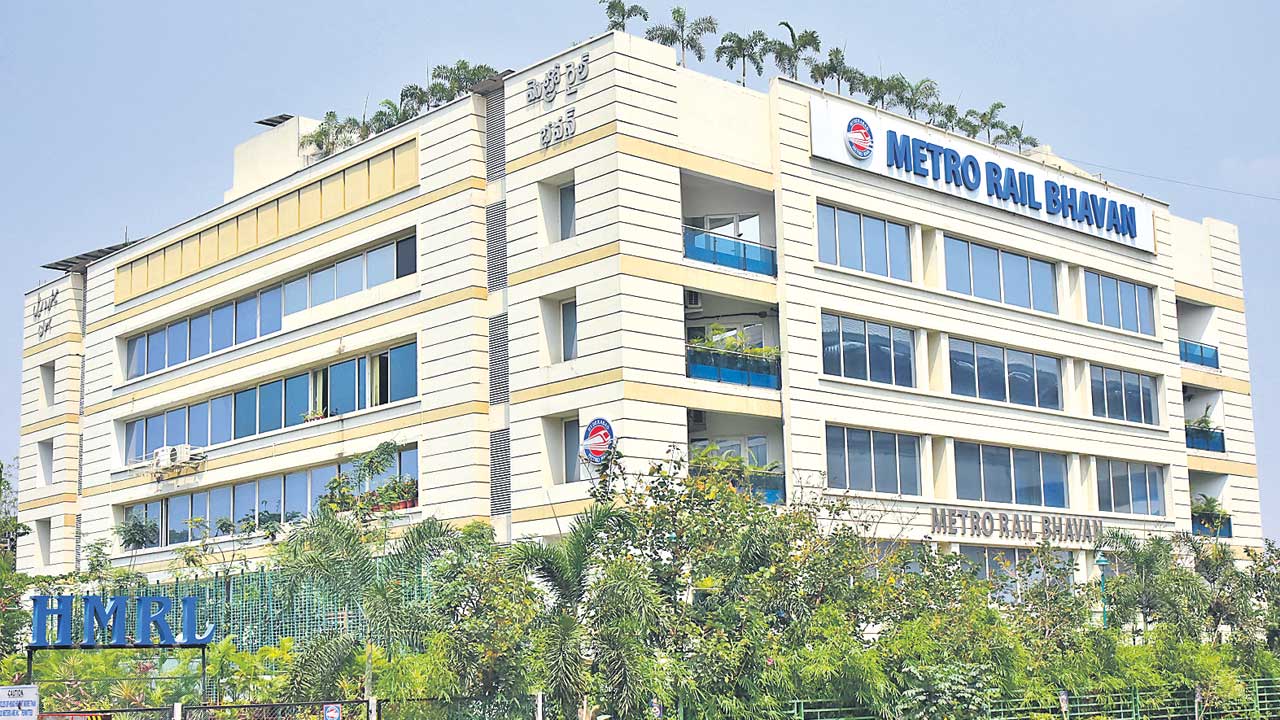మెట్రో భవన్‌ ఉద్యోగులకు అందని జీతాలు