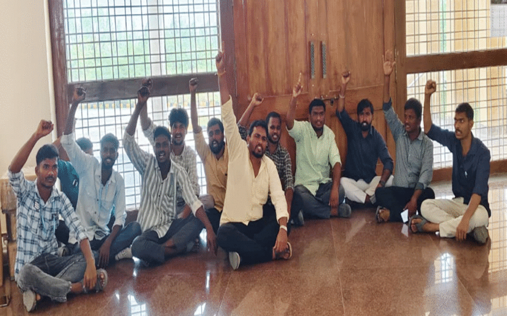 Ramagiri : కాంట్రాక్ట్ ప్రొఫెసర్‌పై తక్షణ చర్యలు తీసుకోవాలని విద్యార్థి సంఘాల‌ ఆందోళ‌న‌