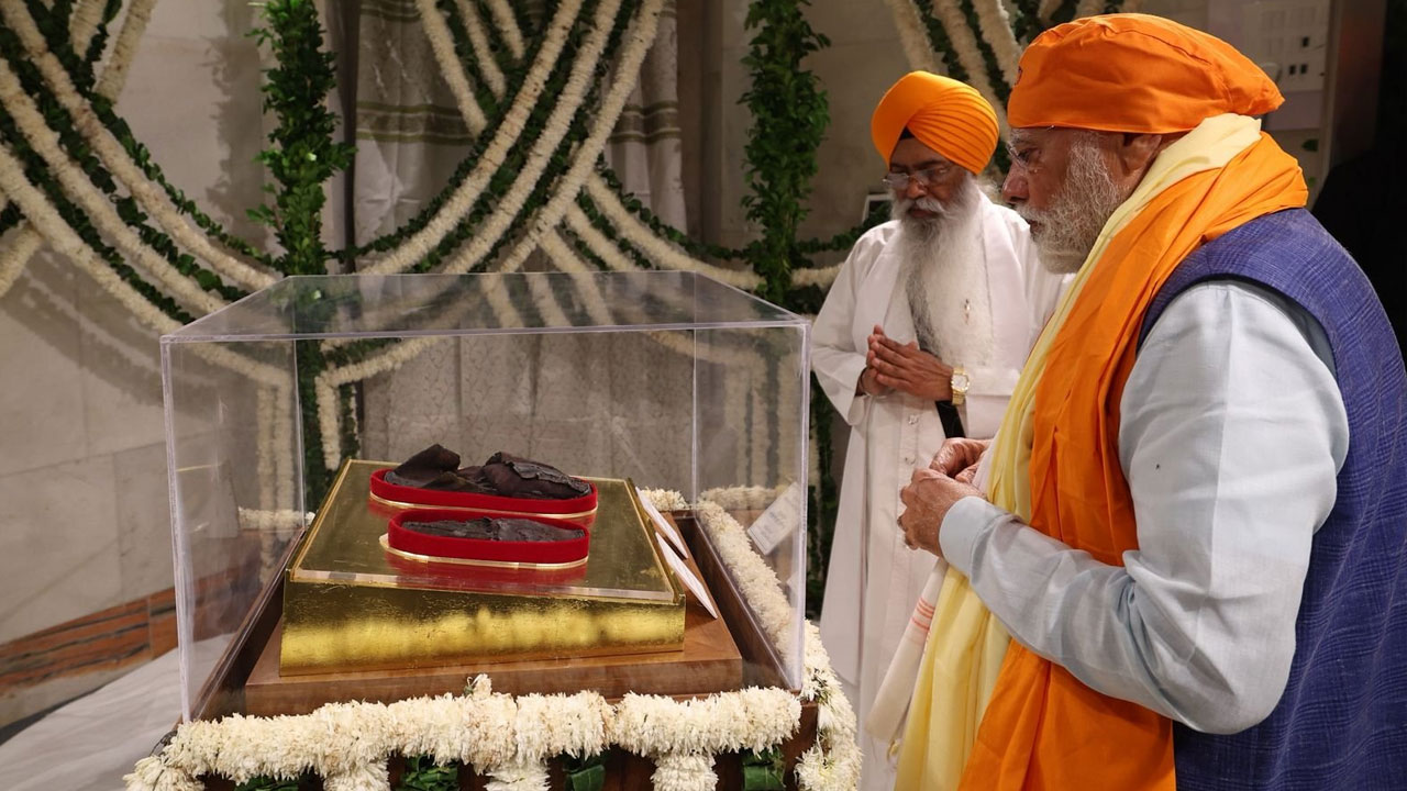 PM Modi: ధైర్యం, కరుణ, త్యాగాలకు గురు గోవింద్ సింగ్ ప్రతిరూపం:  ప్ర‌ధాని మోదీ