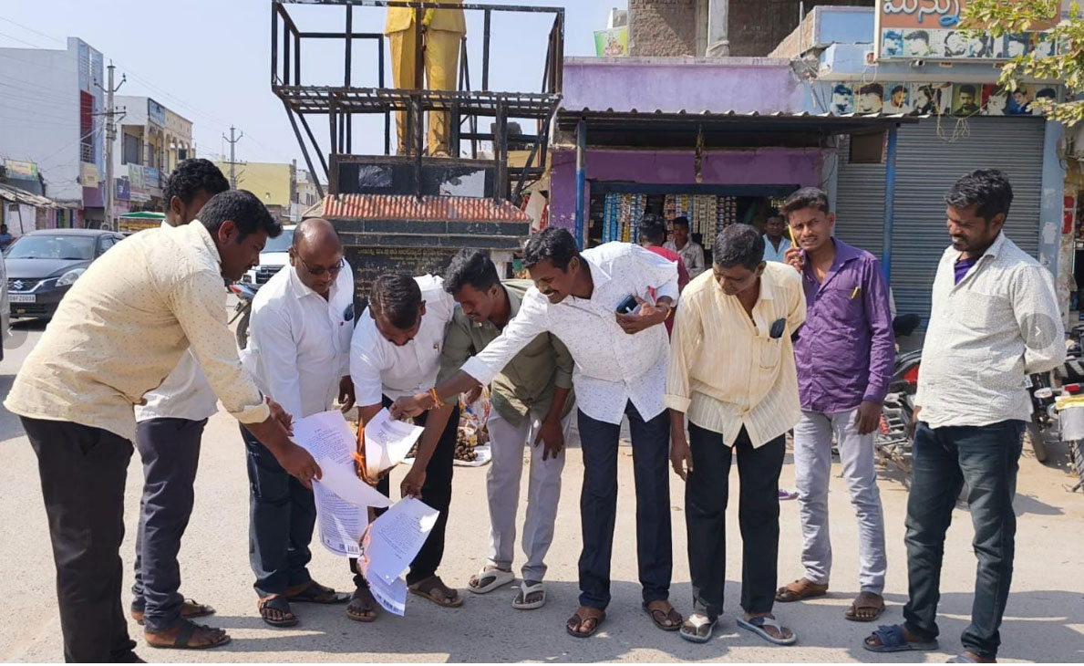 Munugode : ‘మానవ హక్కుల కోసం సాగిన చారిత్రక ఘట్టం మనుస్మృతి దహనం’