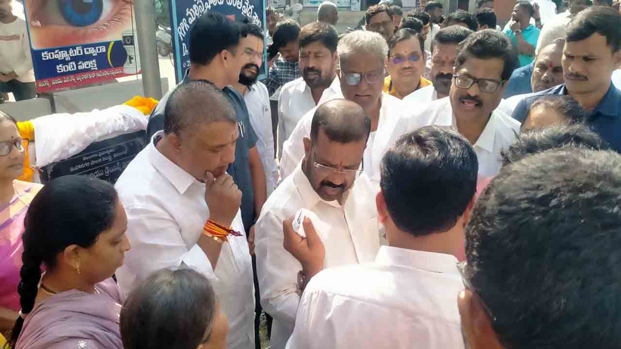 Hanumakonda | ఇందిరమ్మ ఇండ్ల కోసం ఎమ్మెల్యే నాయిని రాజేందర్‌రెడ్డిని నిలదీసిన మహిళలు