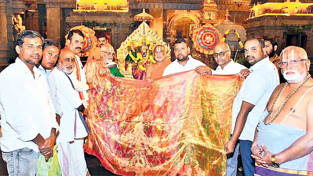 లక్ష్మీనరసింహుడికి బంగారు చీర.. అగ్గిపెట్టెలో ఇమిడే బంగారు చీరను కానుకగా సమర్పించిన సిరిసిల్ల చేనేత కార్మికుడు విజయ్‌