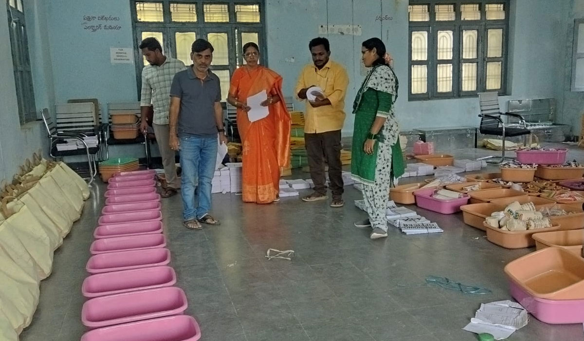 Election Material | ధర్మపురిలో ఎన్నికల సామగ్రి పంపిణీకి సిద్ధం.. ఎంపీడీవో నరేష్‌