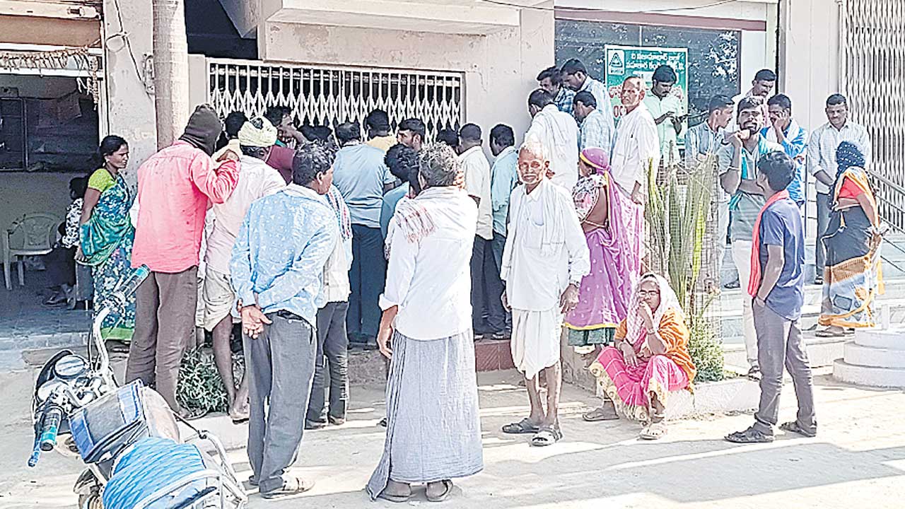 క్యూలైన్‌లో చెప్పలు