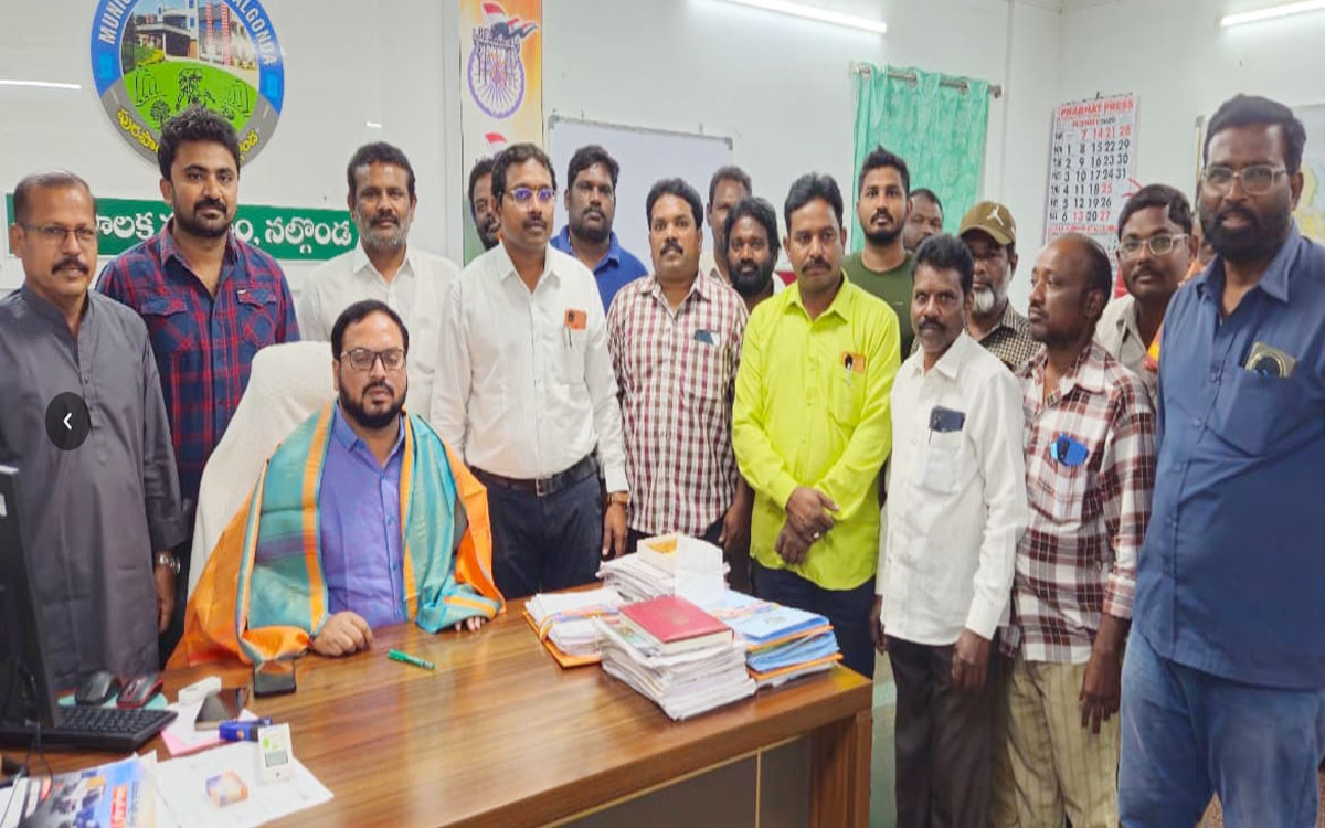 Nilagiri : మున్సిప‌ల్ క‌మిష‌న‌ర్ స‌య్య‌ద్ ముసాబ్ అహ్మ‌ద్‌కు స‌న్మానం