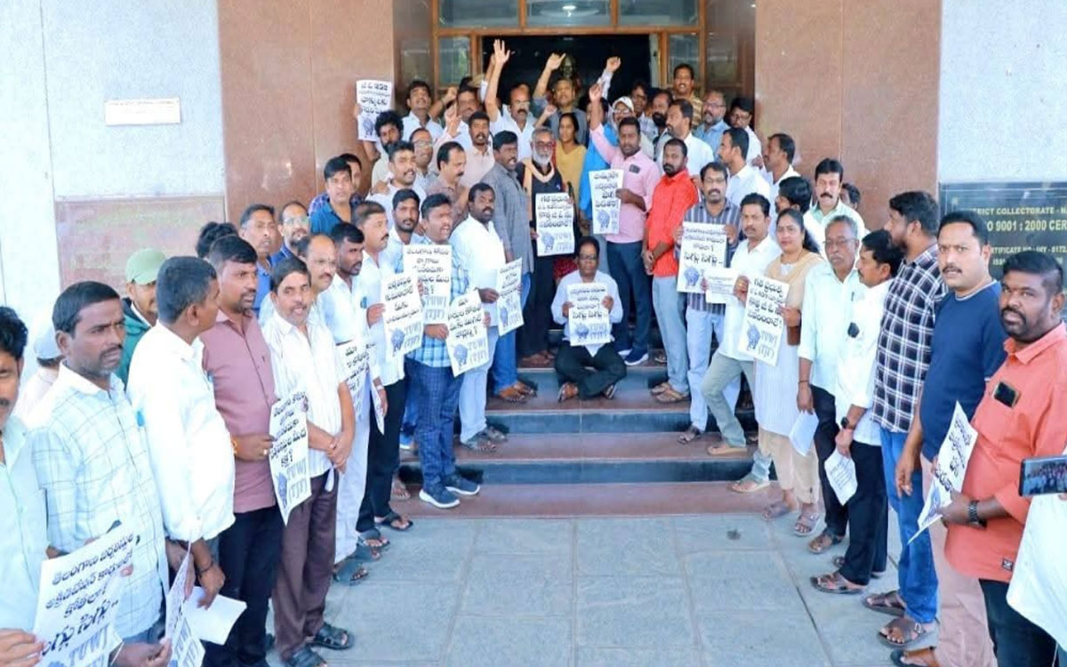 Nalgonda : నల్లగొండ కలెక్టరేట్ ఎదుట జర్నలిస్టుల ధర్నా