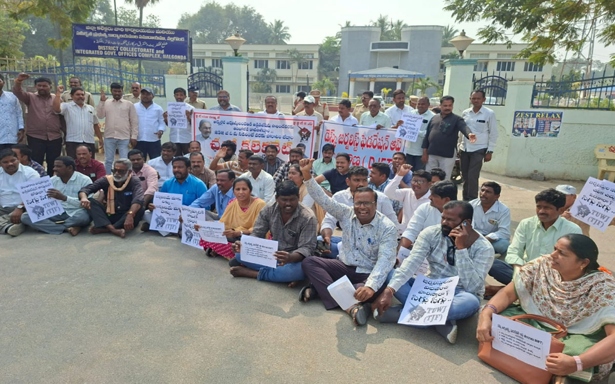 Nalgonda : నల్లగొండ కలెక్టరేట్ ఎదుట జర్నలిస్టుల ధర్నా