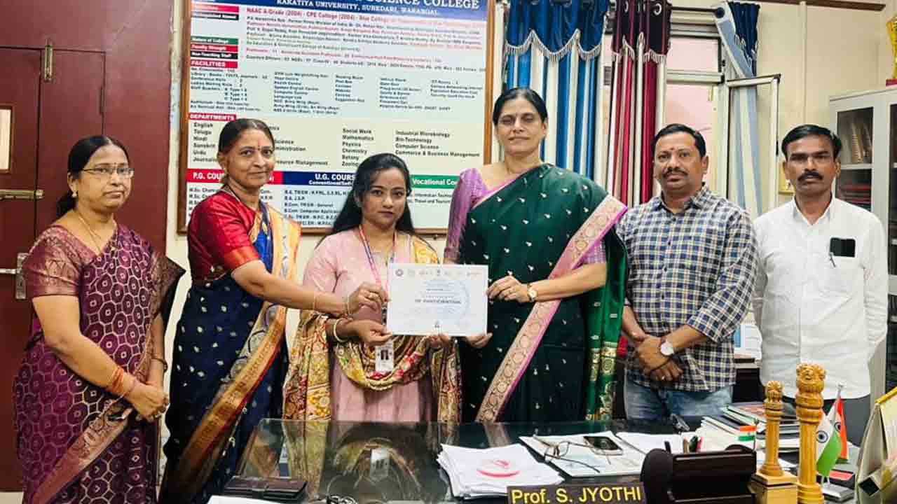 Hanumakonda | జాతీయ సమైక్యత శిబిరానికి ఆర్ట్స్​‍ కాలేజీ విద్యార్థిని లహరి