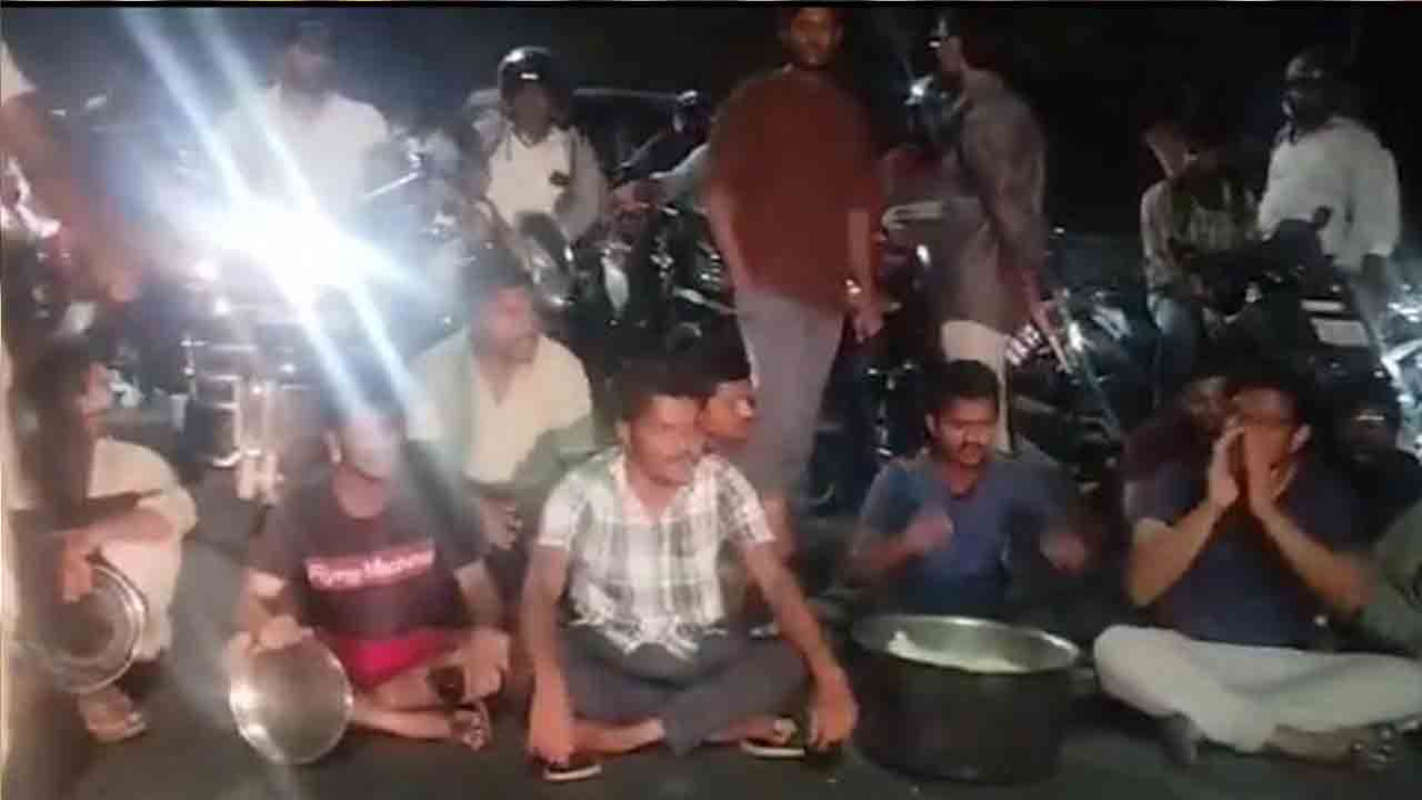 OU | హాస్టళ్లలో నాసిరకం భోజనం.. రోడ్డుపై బైఠాయించిన ఓయూ విద్యార్ధులు