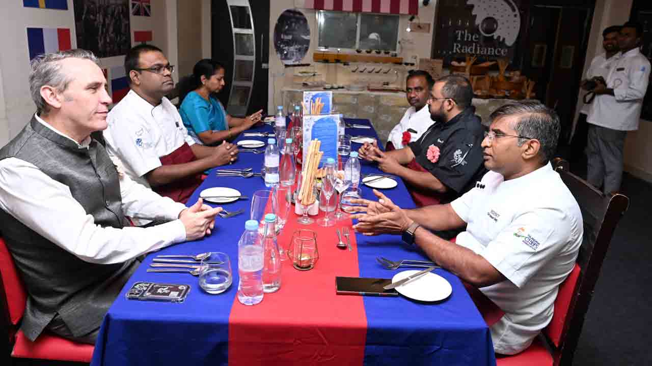 Indian cuisine | భారతీయ వంటకాలంటే ఎంతో ఇష్టం : గ్యారెత్‌ విన్‌ ఓవెన్‌