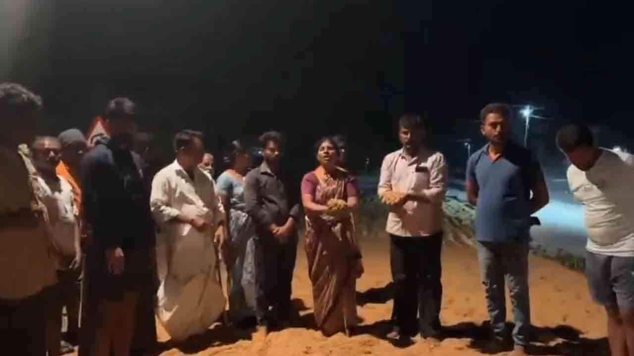 Gangaram Thanda | అన్నదాతపై పగబట్టిన కాంగ్రెస్ అభ్యర్థి.. ఓటేయలేదని ఆరబోసిన వడ్ల కుప్పను తడిపేశాడు..!