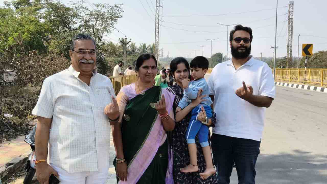 Medak | ఓటు హక్కును వినియోగించుకున్న మాజీ డిప్యూటీ స్పీకర్ పద్మా దేవేందర్ రెడ్డి