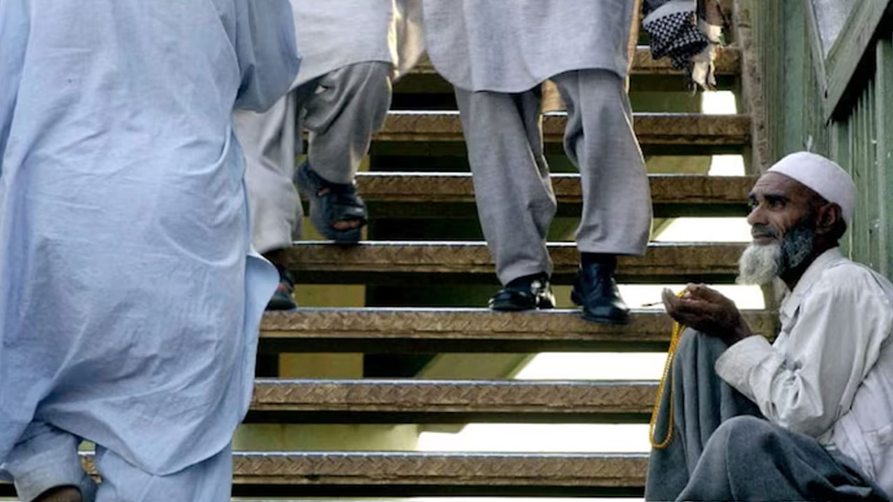 Pakistani Beggars: 24000 మంది పాకిస్థానీ యాచ‌కుల‌ను డిపోర్ట్ చేసిన సౌదీ ఆరేబియా