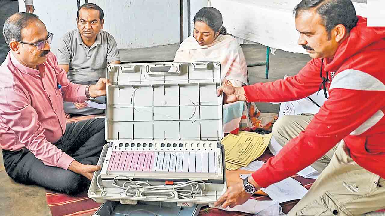 ఈసీ సహకారంతో మహాయుతి విజయం