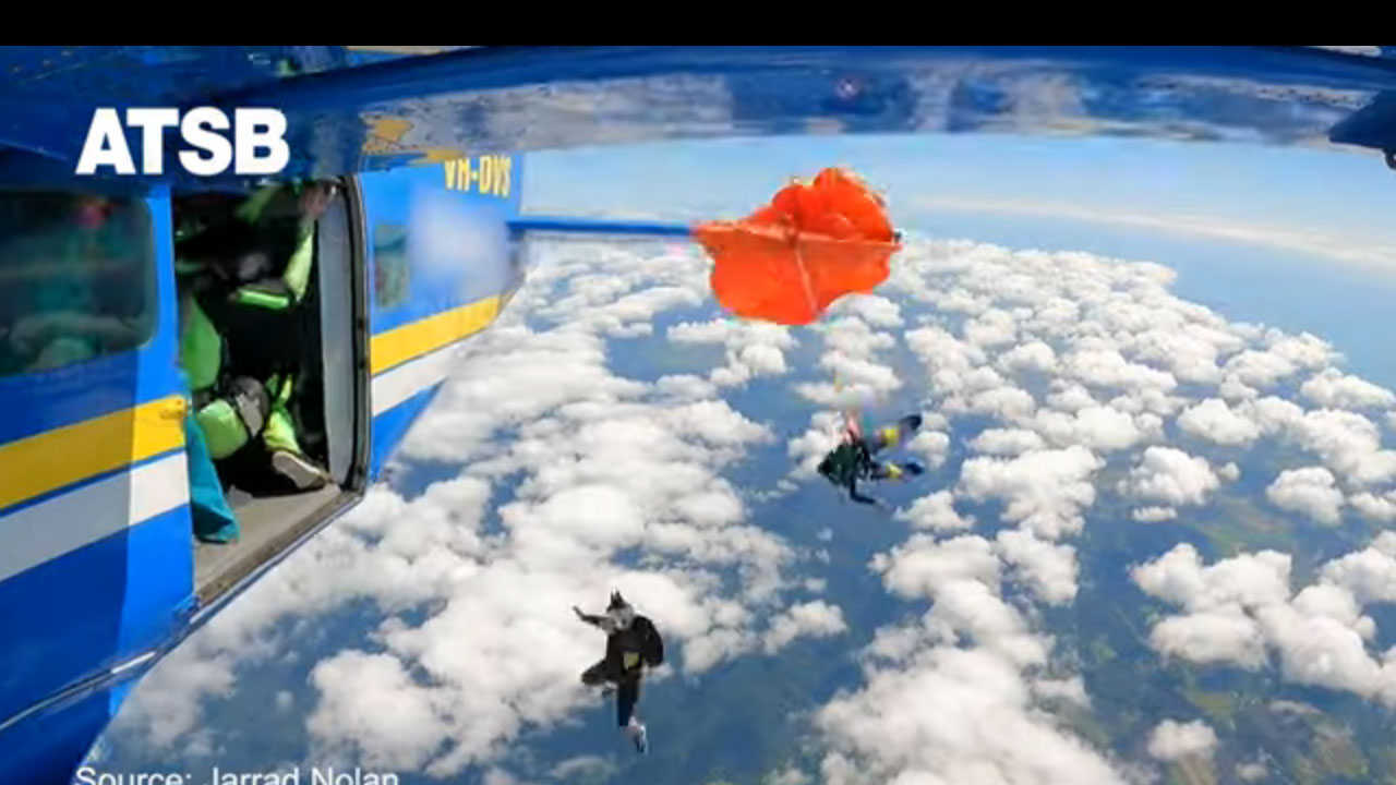 Australia Skydiver: విమానం తోక‌ను చుట్టేసిన పారాచూట్‌.. 15 వేల ఫీట్ల ఎత్తులో వేలాడిన స్కైడైవ‌ర్‌