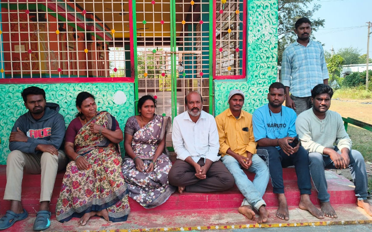 Kareaplly : సొంత పార్టీ వాళ్లే మోసం చేశారని గ్రామ దేవత ఆల‌యం వద్ద నిరసన