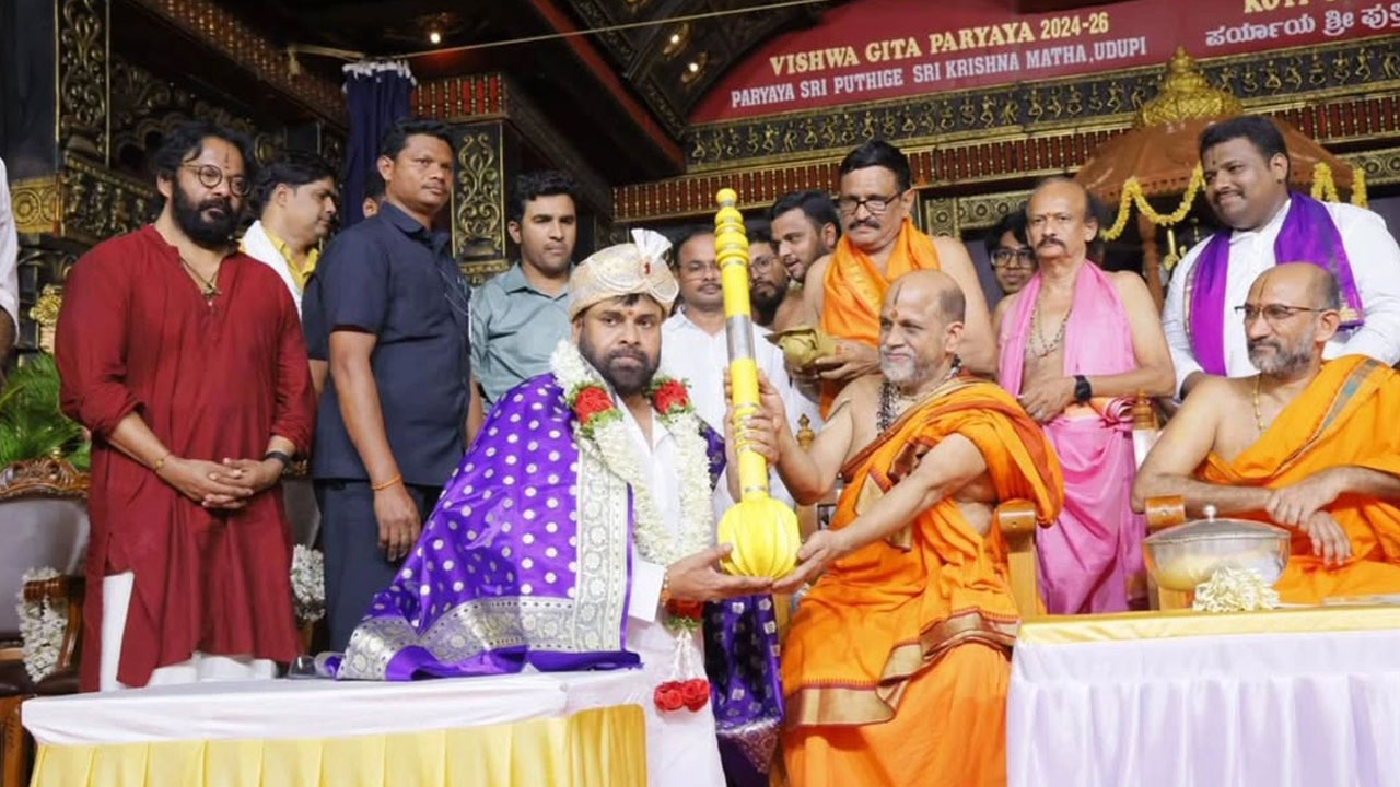 Pawan Kalyan | పవన్ కళ్యాణ్‌కు ‘అభినవ కృష్ణదేవరాయ’ బిరుదు ..మోకాళ్ల‌పై కూర్చొని స‌న్మానం స్వీక‌రించిన జ‌న‌సేనాని