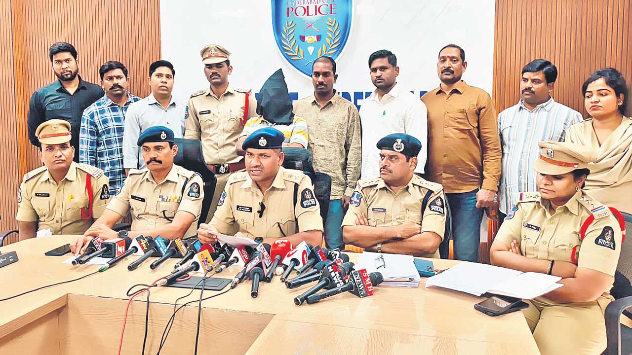 ఆర్టీసీ విజిలెన్స్‌ ఆఫీసర్‌నంటూ బెదిరింపులు